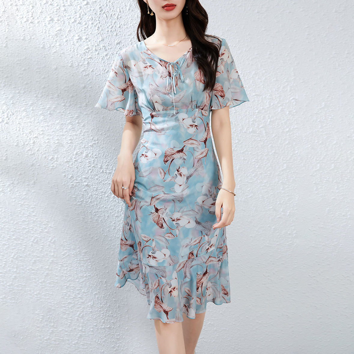 Robe florale de soie à nouage pour femmes robe midi en soie avec manches de flottement