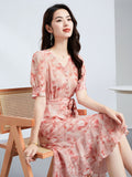 Eau pour femmes<tc>color</tc> Robe midi en soie imprimée à volants et col V, avec ceinture à nouer à la taille.