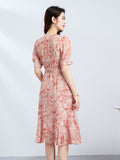 Eau pour femmes<tc>color</tc> Robe midi en soie imprimée à volants et col V, avec ceinture à nouer à la taille.