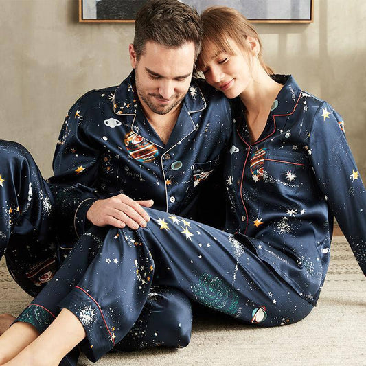 Pyjamas assortis en soie pour couples Ensemble de pyjama en soie imprimé univers long