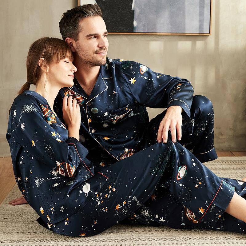 Pyjamas assortis en soie pour couples Ensemble de pyjama en soie imprimé univers long