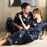 Ensembles de pyjamas assortis en soie pour couples Pyjamas en soie imprimés univers