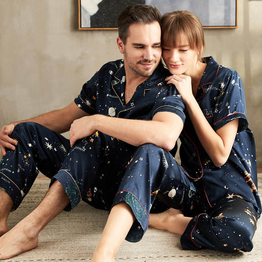 Ensembles de pyjamas assortis en soie pour couples Pyjamas en soie imprimés univers