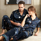 Ensembles de pyjamas assortis en soie pour couples Pyjamas en soie imprimés univers