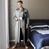 Pajamas et robe en soie longs pour hommes.