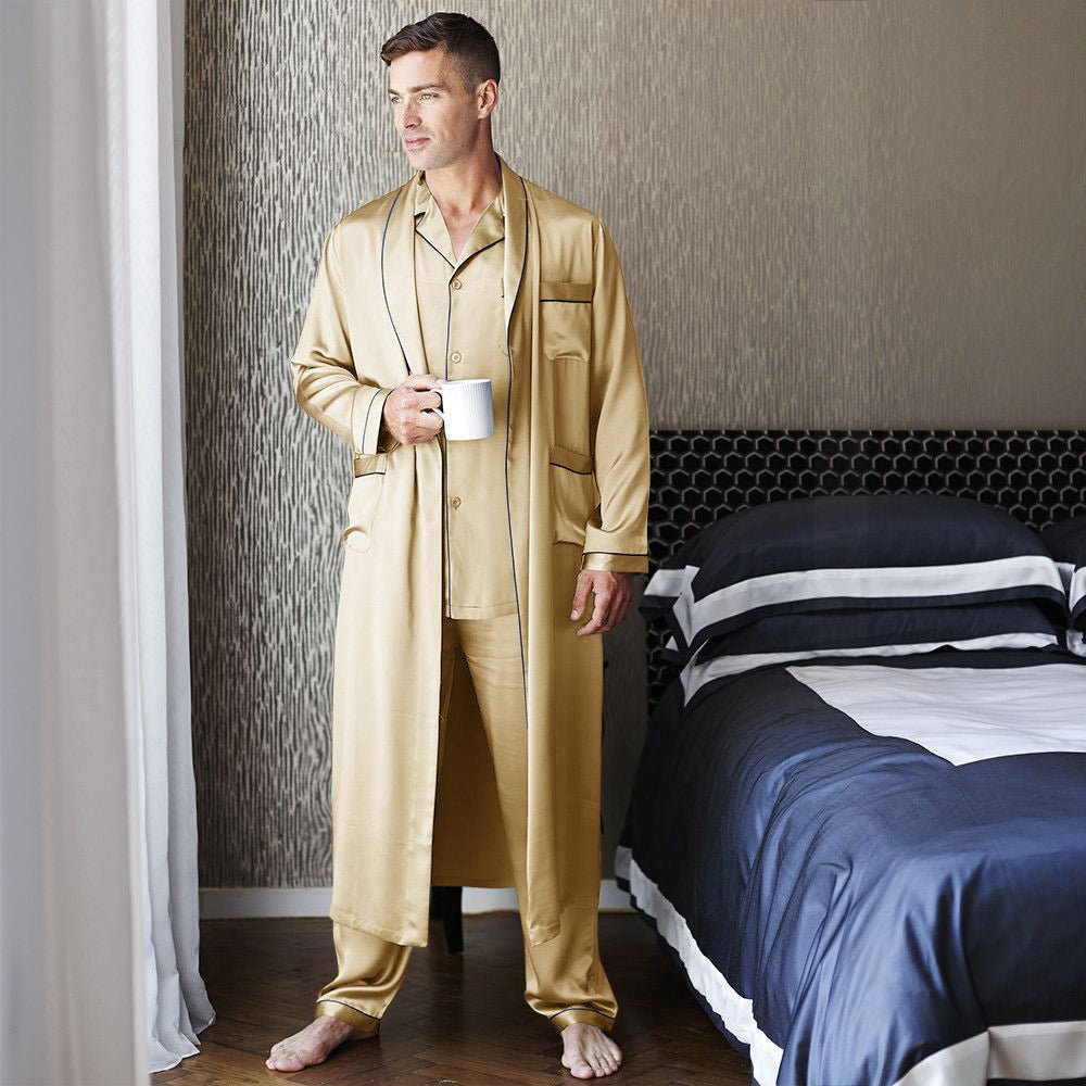 Pajamas et robe en soie longs pour hommes.