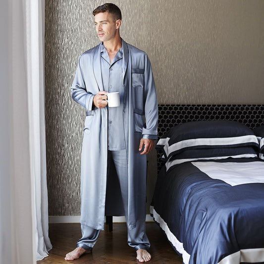 Pajamas et robe en soie à hommes longs.