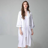 La chemise de nuit et la robe en soie féminine définissent des vêtements de nuit à 100% en soie