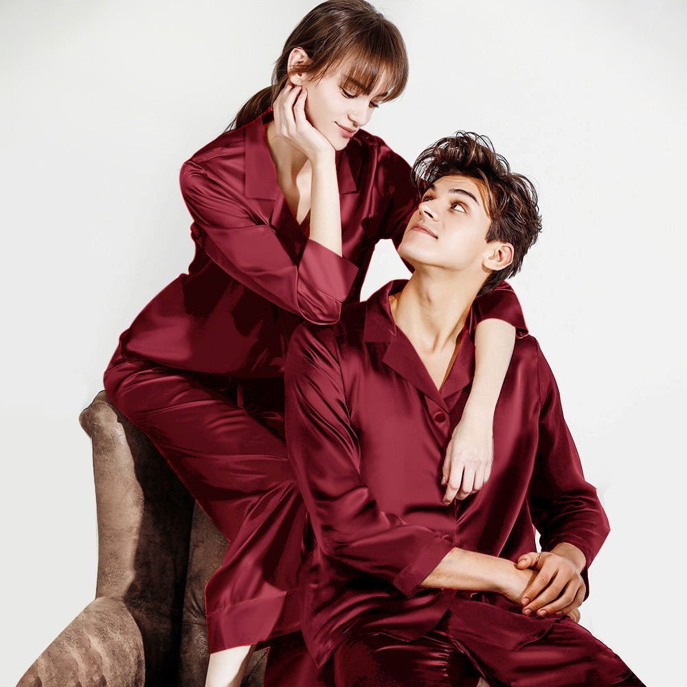Les pyjamas assortis en soie de mûrier de luxe ont placé des vêtements de nuit en soie de couleur unie pour des couples