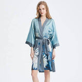 100% Kimono en soie courte Robe vêtements en soie de lotus Luxueux bleu clair Lotus dessin à la main charmantes nuisettes