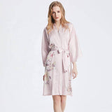 Robe kimono 100 % soie courte rose clair en impression chinoise pour femme élégante et douce.